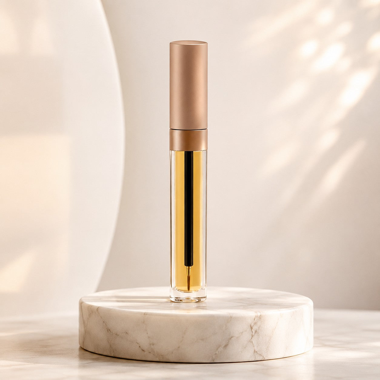 Sérum revitalisant pour cils Lumina Lash dans un flacon élégant avec bouchon doré posé sur un socle en marbre.